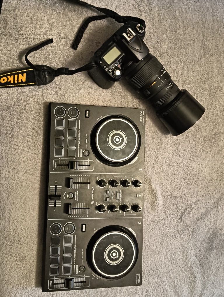 Vând consola dj Pioneer DDJ-200+ Aparat Photo Nikon D90 cu Obiectiv