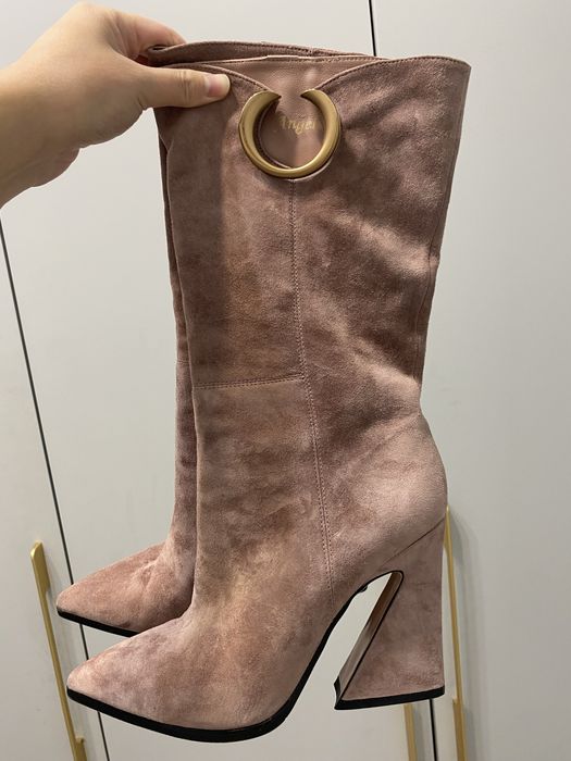 Замшевые сапожки пурпурно розового цвета