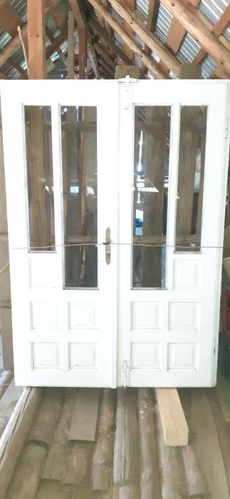 Vand fereastra din lemn de brad