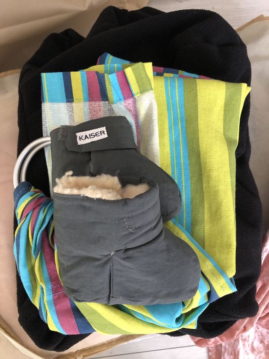 Vand hanorac cu insertie pt. bebe, sling nou.