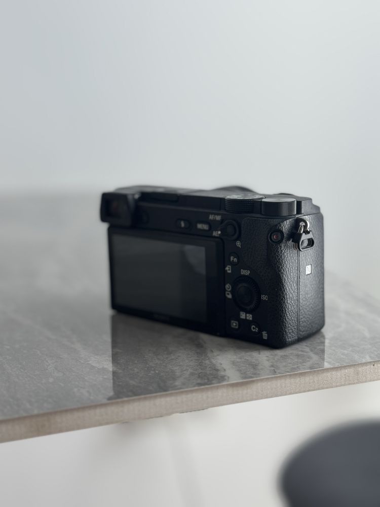Vand Sony a6300 4k 8000 cadre + obiectiv kit 16-50mm