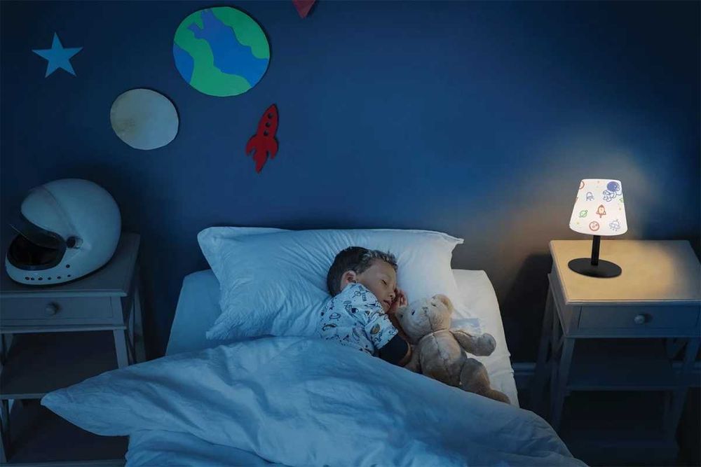 Настолната LED лампа с 3 тебеширени маркера за рисуване димируема