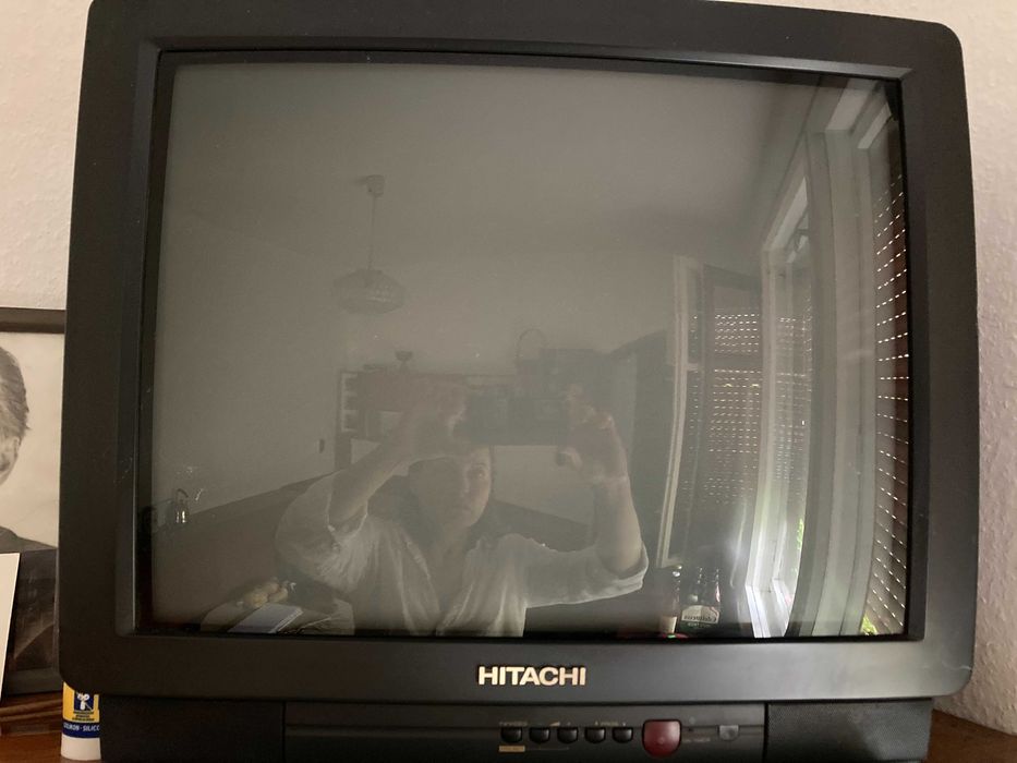 Два телевизора: SONY, HITACHI