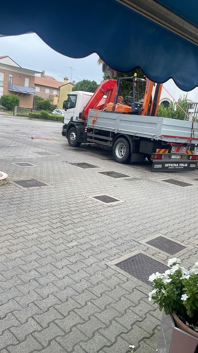 Camion Scania cu macara