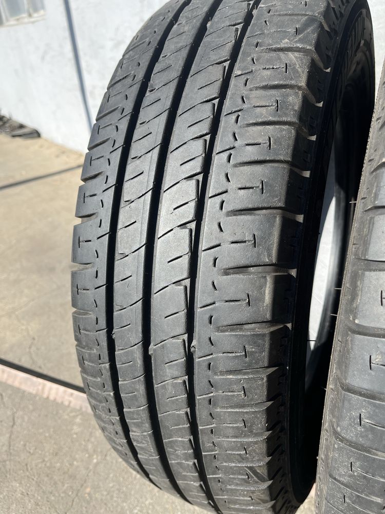 2 бр. гуми за бус 215/70/15C Michelin DOT 3519 7 mm