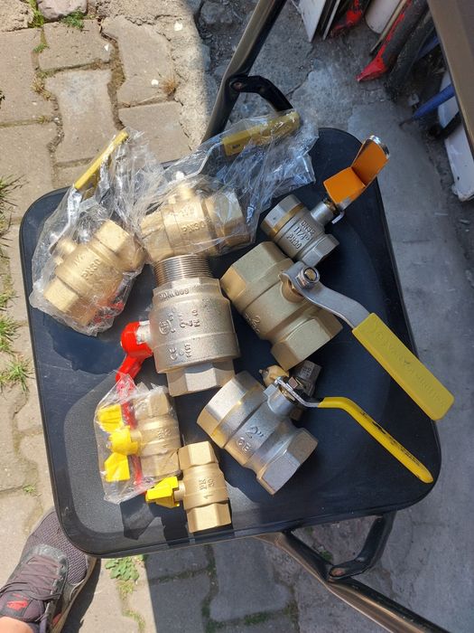 Vând robineți de apa și gaz