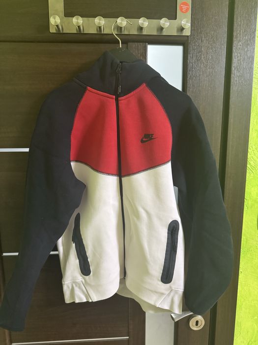 Продавам Nike Tech Fleece горнище