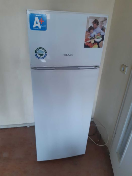 Продавам хладилник Crown