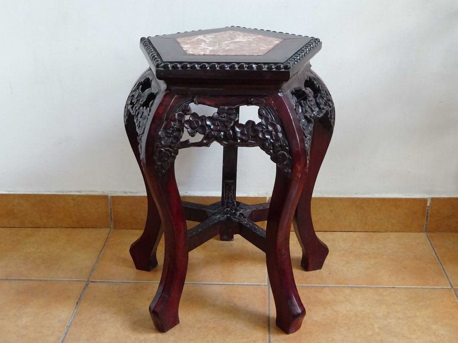 Piedestal stil Victorian, lemn si marmura, Vechi si deosebit