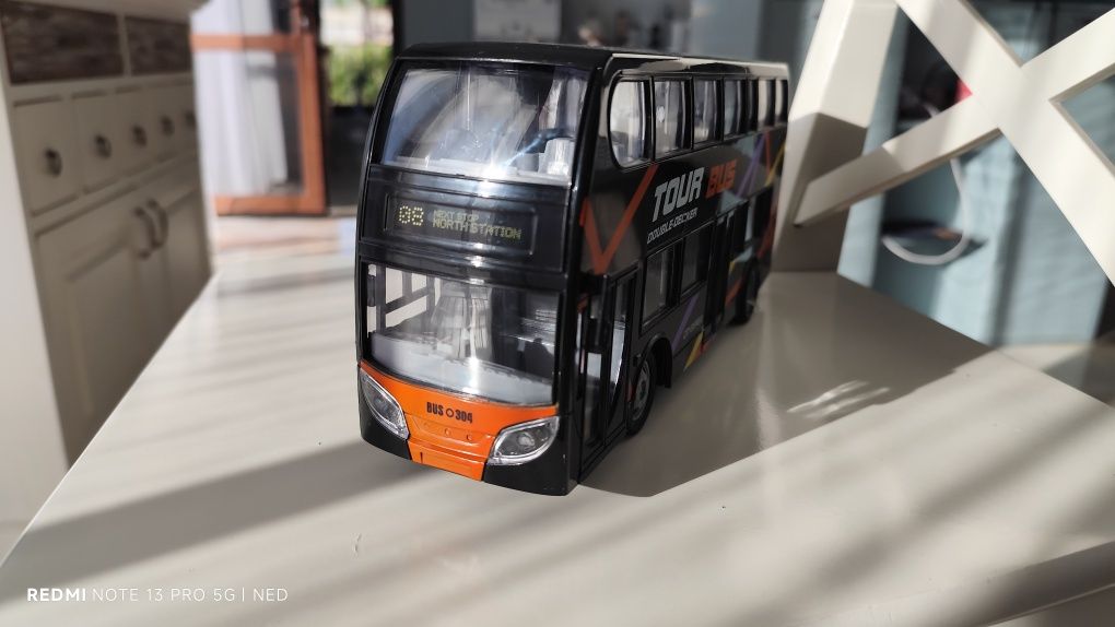 Автобуси играчки