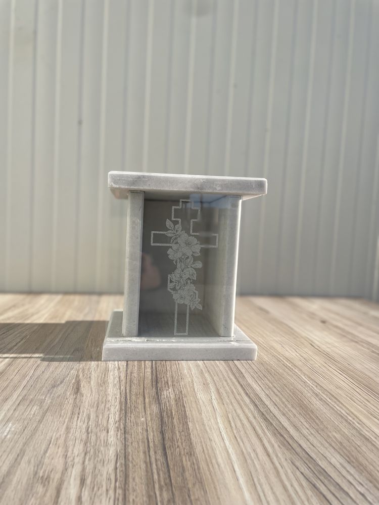 Фенер за паметник / нагробна плоча с гравиран кръст на стъклото