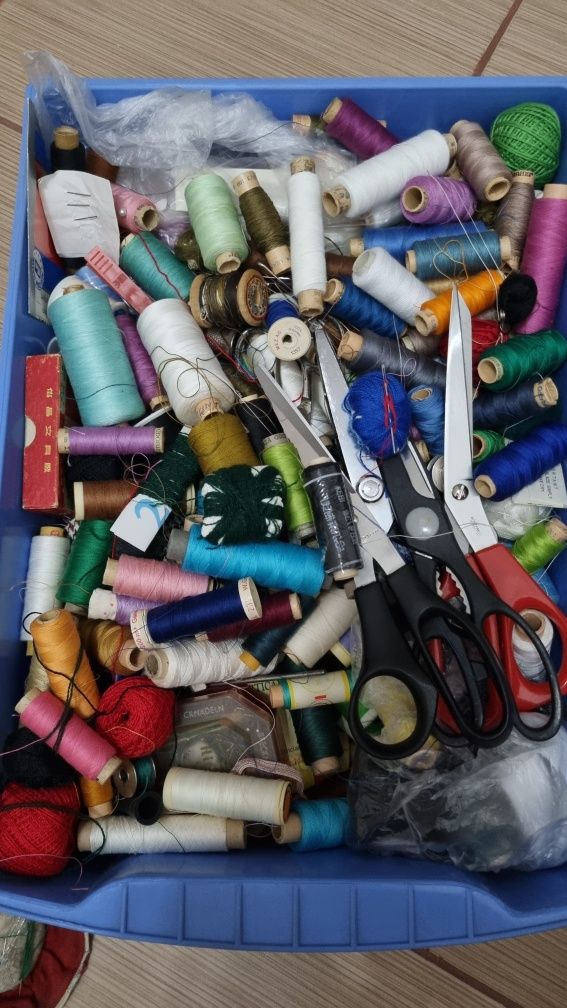 Materiale de croitorie, fire, papiote, ace de cusut, foarfece