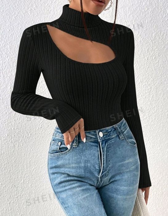 Top negru pe gât damă