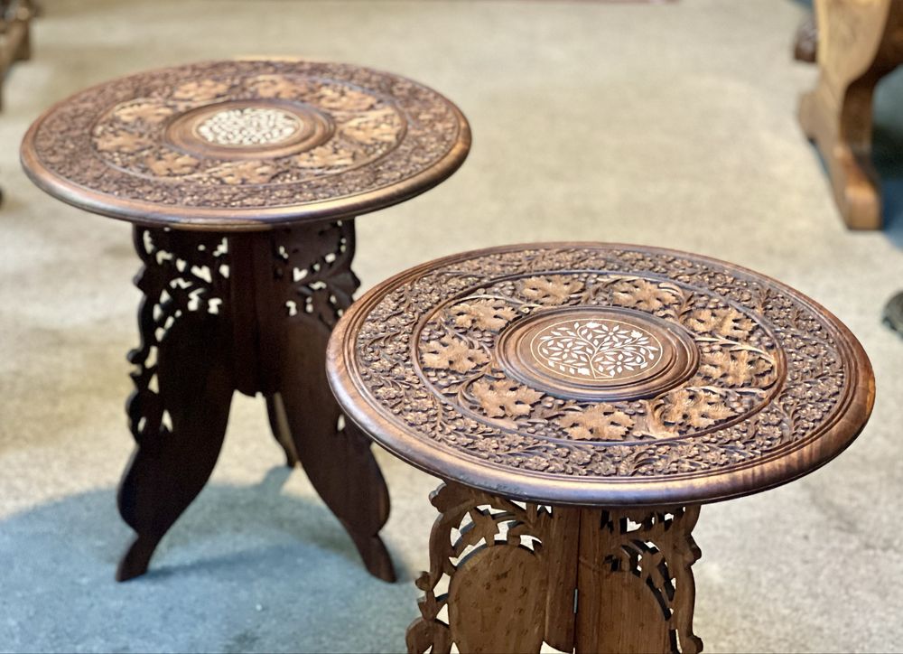 Set 2 măsuțe orientale sculptate manual – lemn exotic, decor vintage