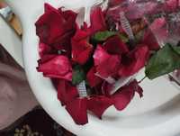 Лебестки красных роз