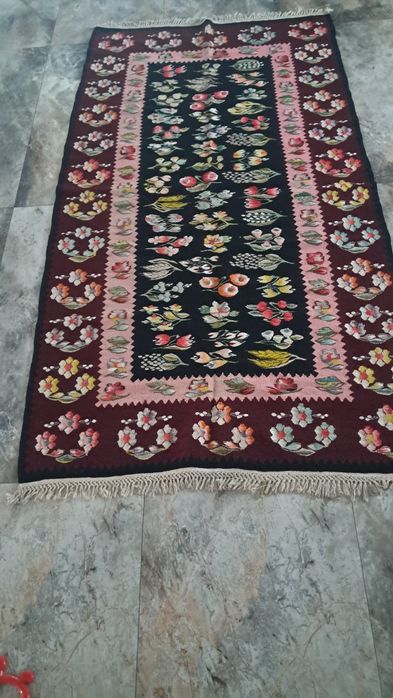 Covor din lana naturala merinos 100%.  lucrat in gherghef