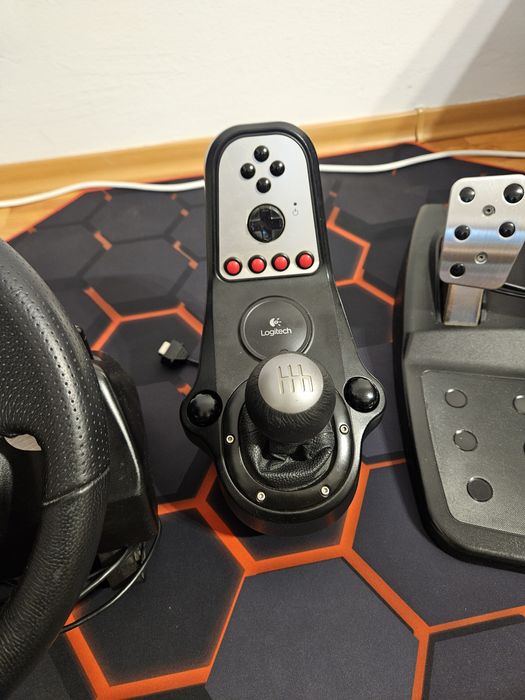 Vând kit volan logitech g27