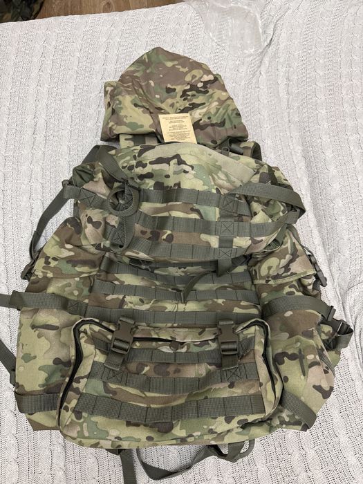 Рюкзак новый,цвет мультикам, в комплекте несессер, чехол от дождя