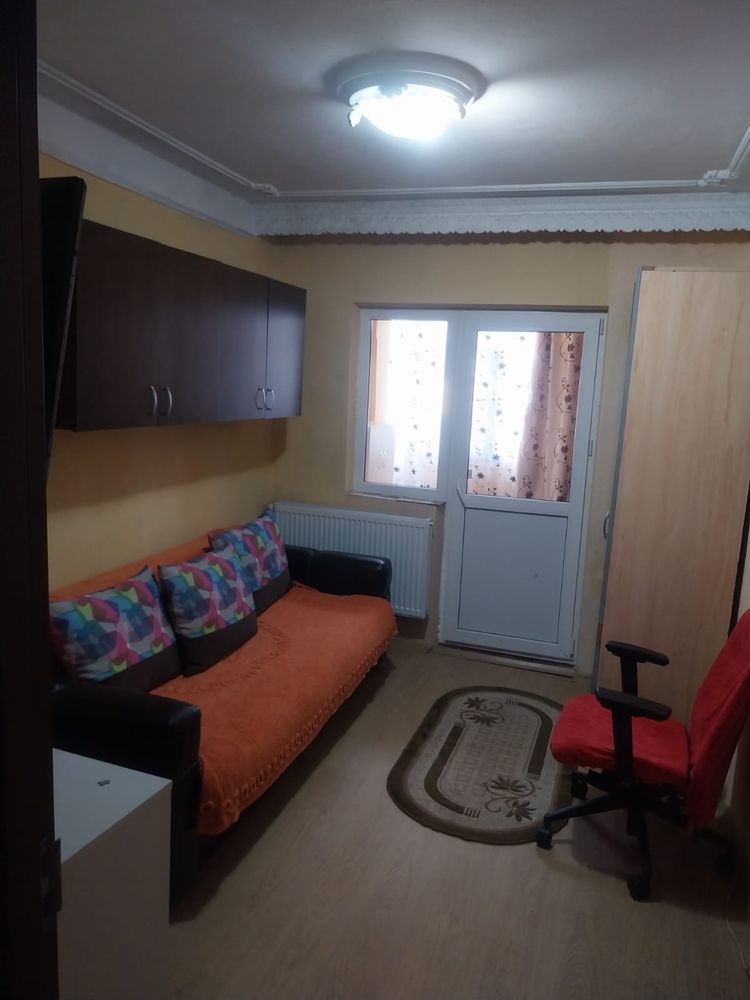 Persoana fizica inchiriez apartament 3camere( disponibile 2).