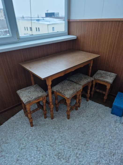 Стол со стульями