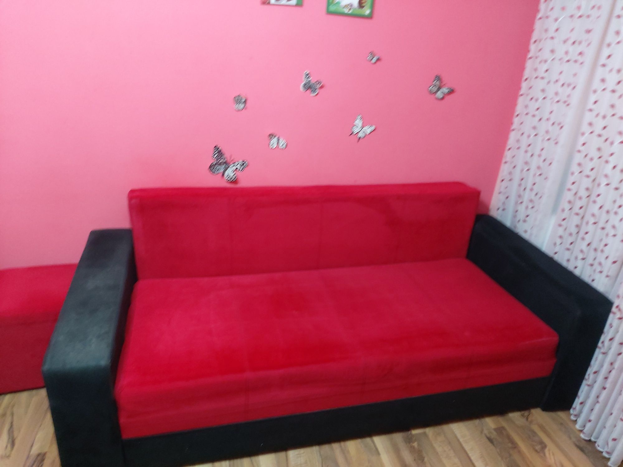 Canapea pat,două tămburele si 3 perne negru cu roșu