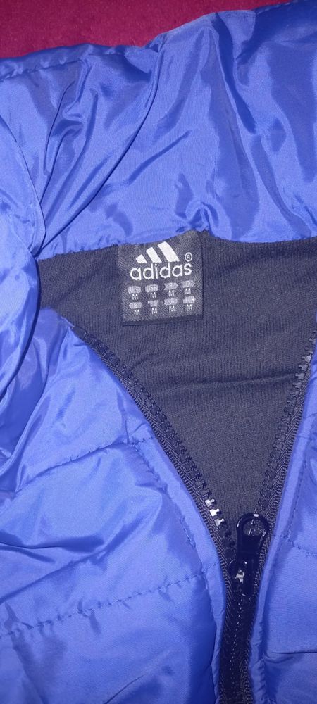 Vand vesta sport Adidas , marimea M in stare impecabila ,