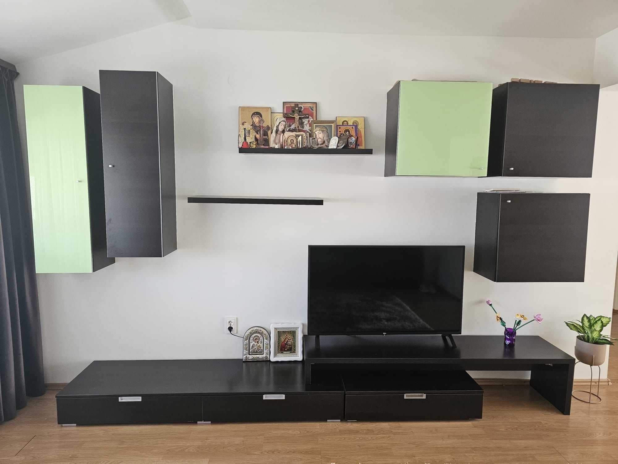 Vând mobilier living
