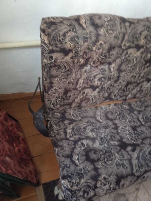 бесплатно диван , тумбочку, 2 кресла