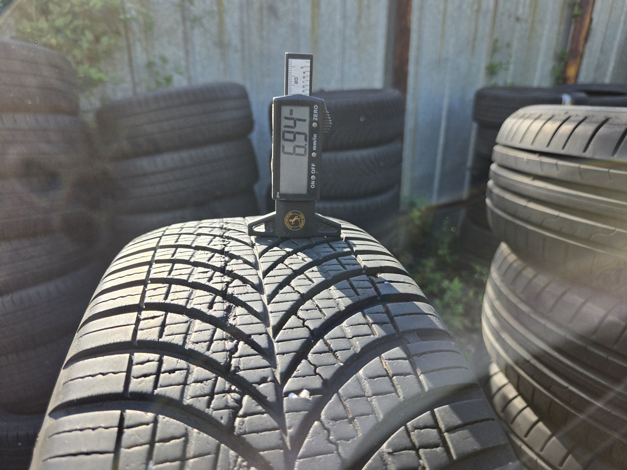 4бр. 215 65 16 Goodyear всесезонни.