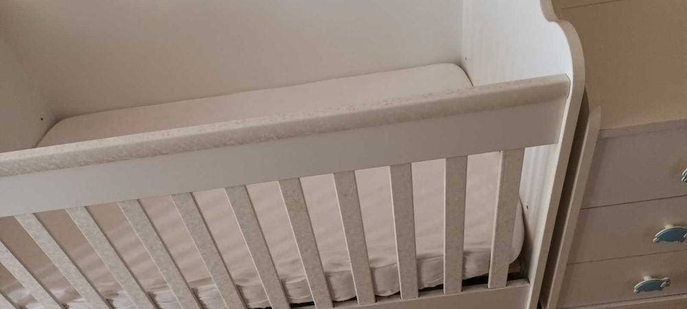 Бебешка кошарка, трансформираща се в юношеско легло и бюро