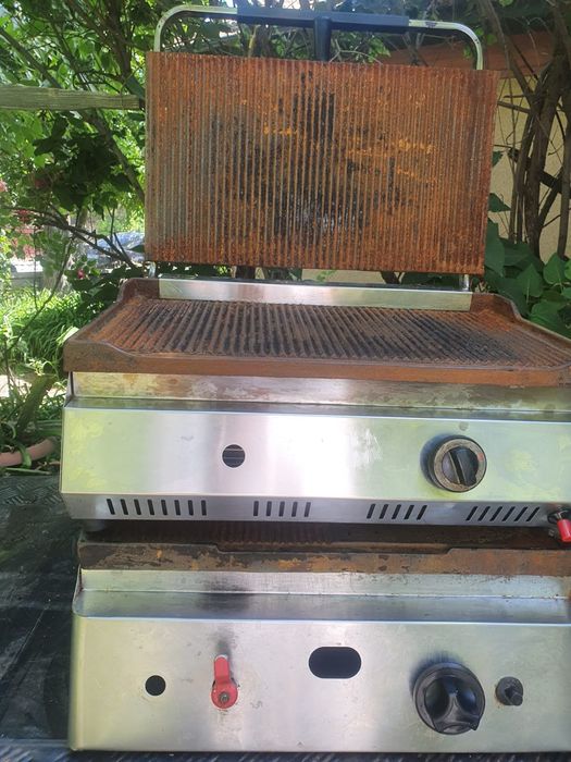 Vând Gril și grătar de fontă ambele pe Gaz