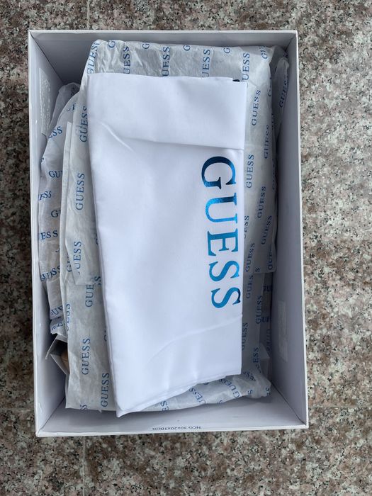 Обувки на ток Guess в цвят екрю