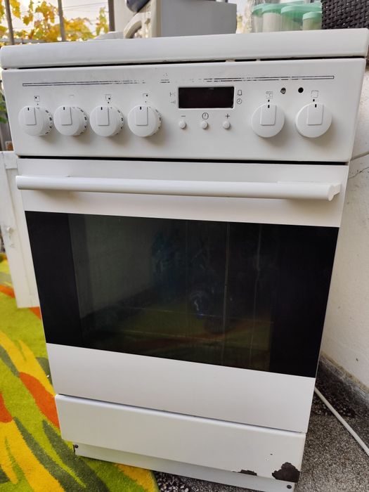 Продавам готварска печка Електролукс със стъклокерамични котлони