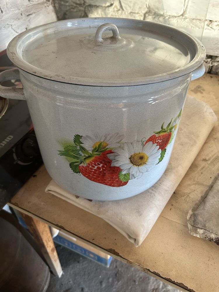 Кастрюли и мясорубка в рабочем состоянии. Все вместе 10000 тг