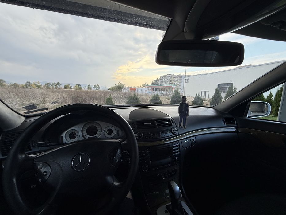 Mercedes e220.