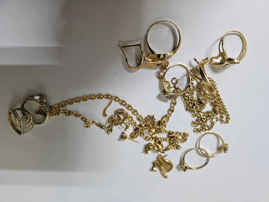 Aur 14K, fragmente, 40 grame, 300lei Gramul.