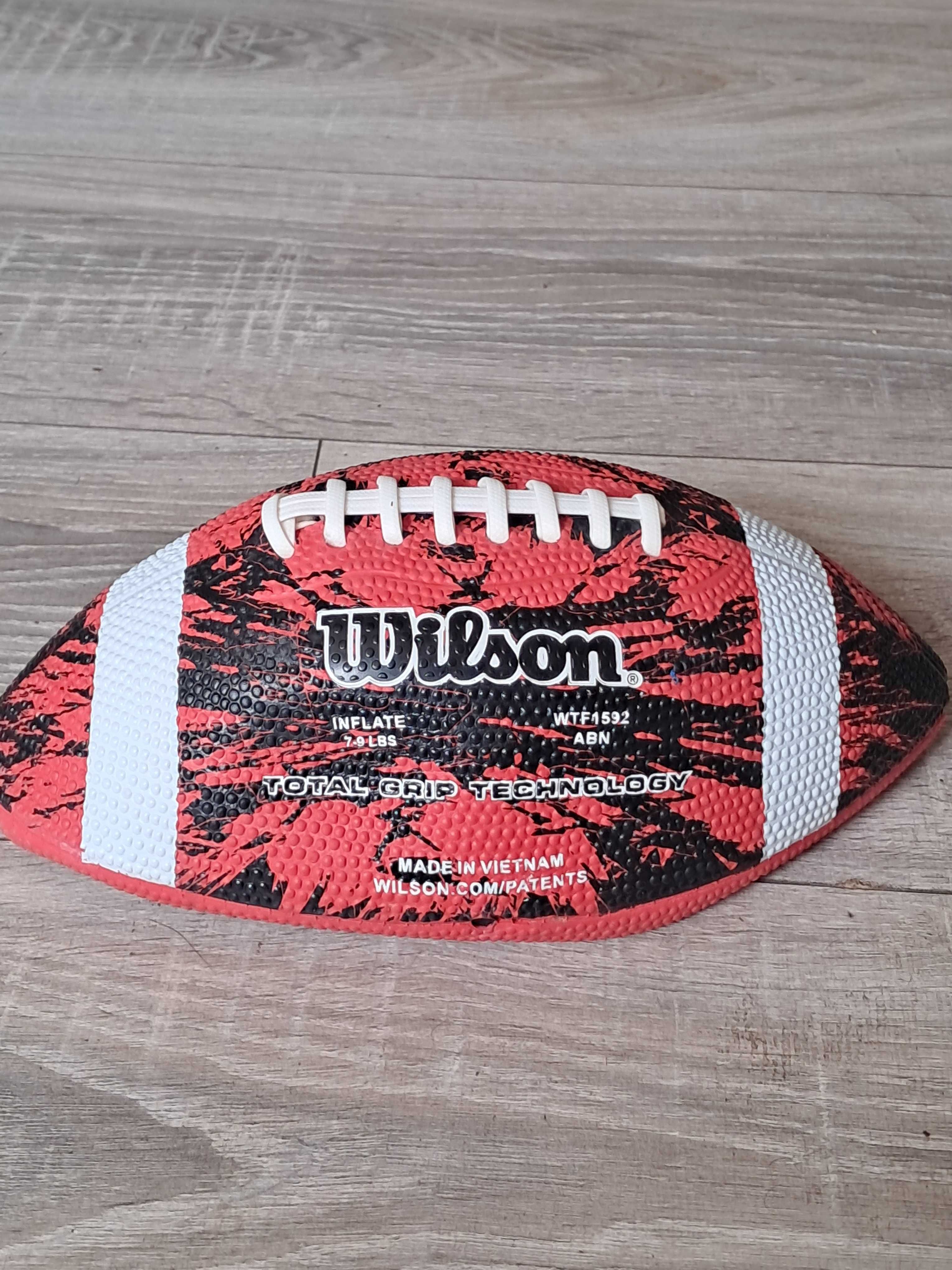 Ръгби топка Wilson цвят червен чисто нова
