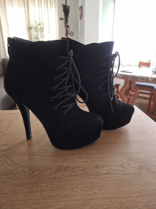 Дамски велурени боти