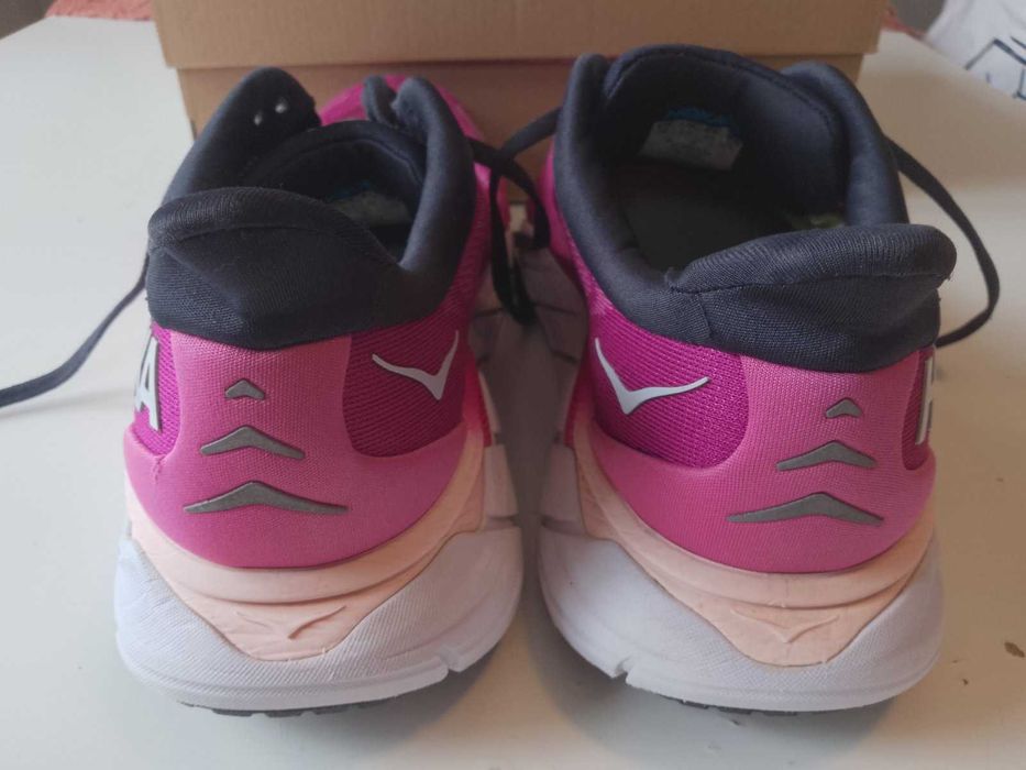 Маратонки Hoka ARAHI 6