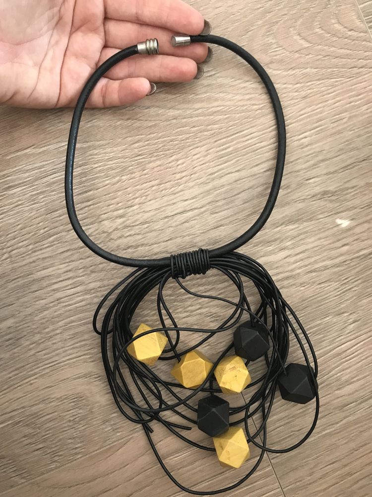 Колие, кожа с дърво