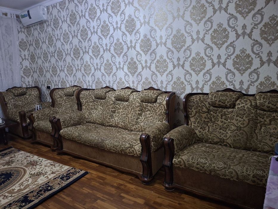 Divan kreslo komplet sotiladi 7 kishilik holati yaxshi