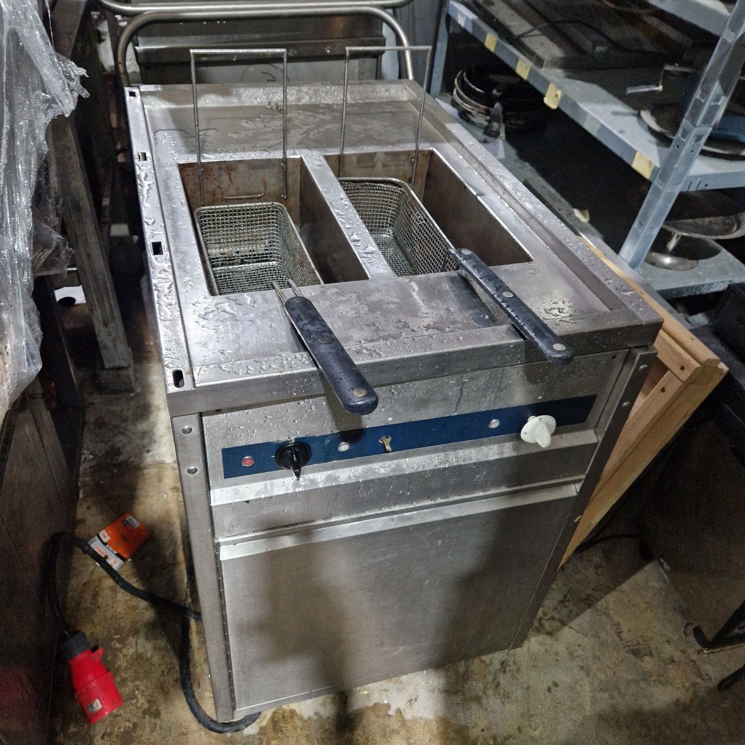 Friteuza dubla sau simpla  de putere, cu banc, din inox