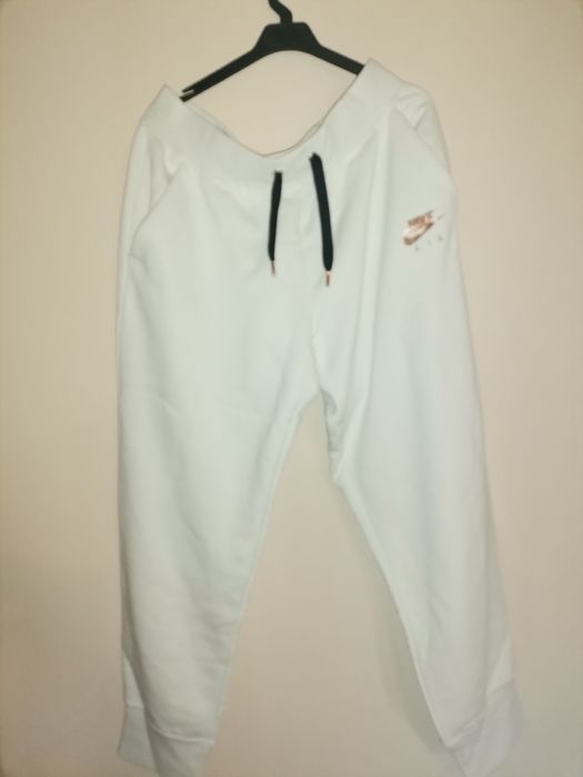 Bluze, pantaloni și tricouri NIKE originale