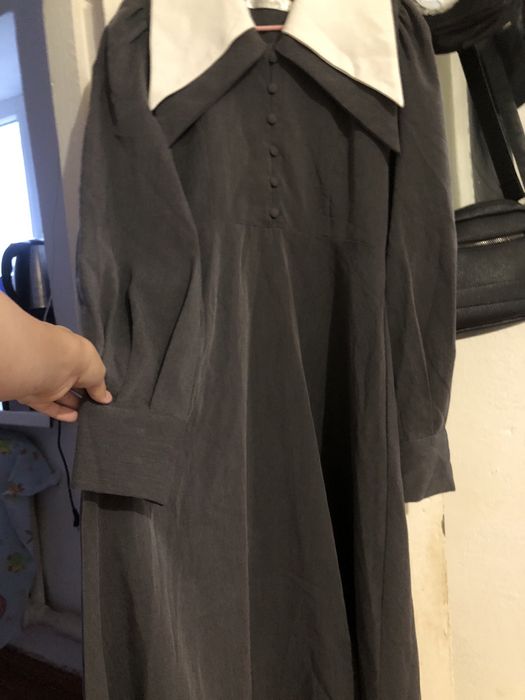 очень красивое длинное платье ,с белым воротником