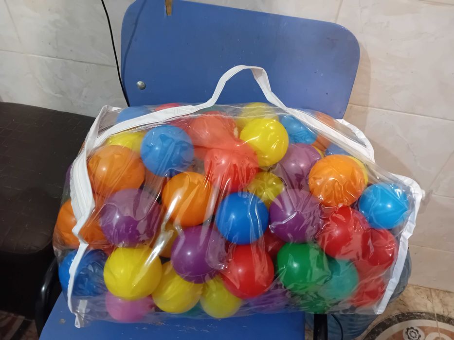 Bile mari multicolore pentru piscina cu bile