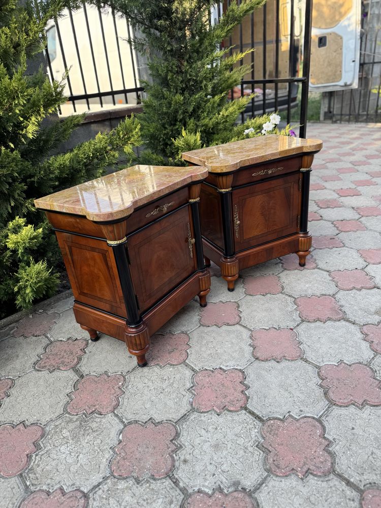 Două noptiere deosebite din lemn masiv cu blat marmură