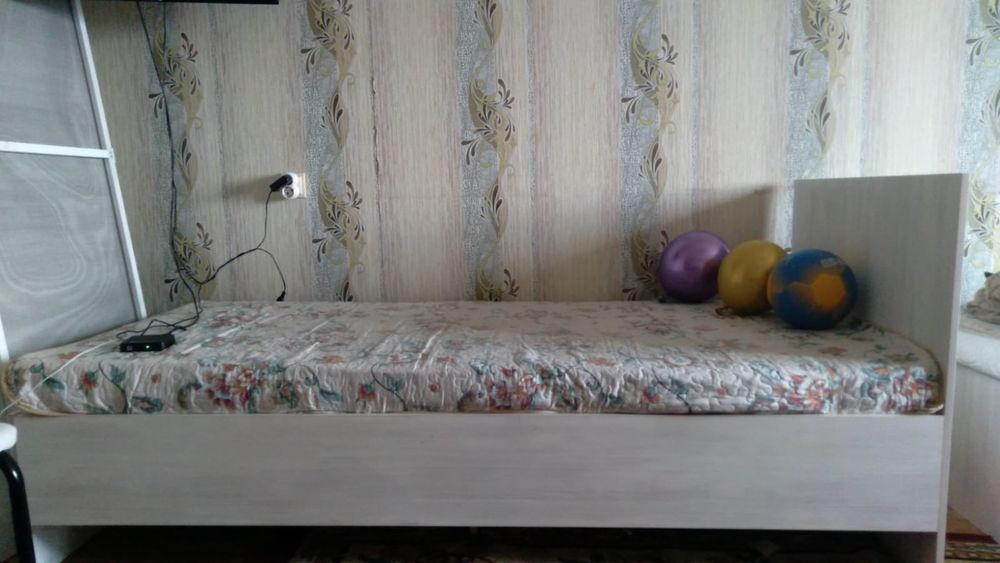 Кровать белая,деревянная