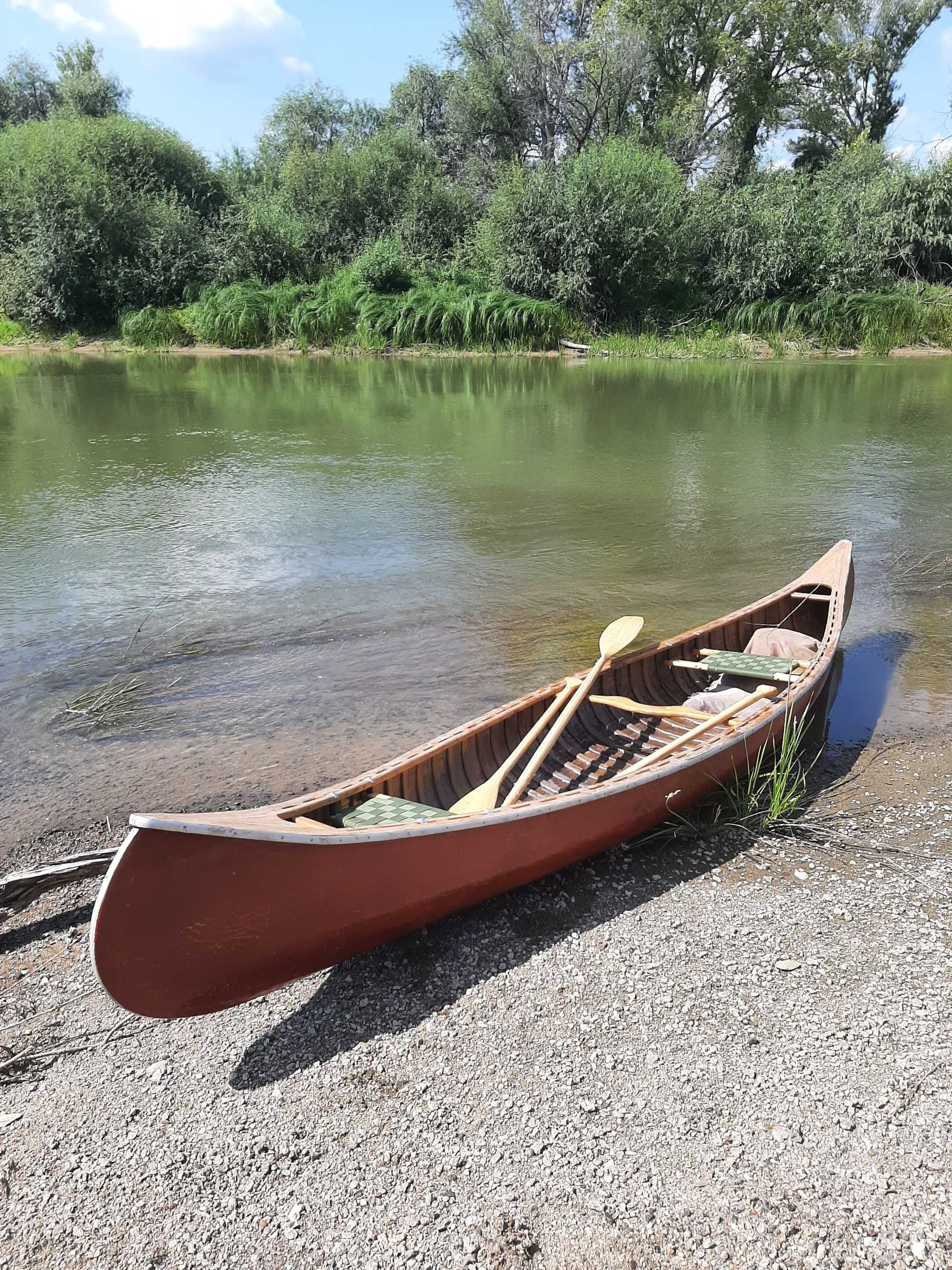 Деревянная лодка каноэ