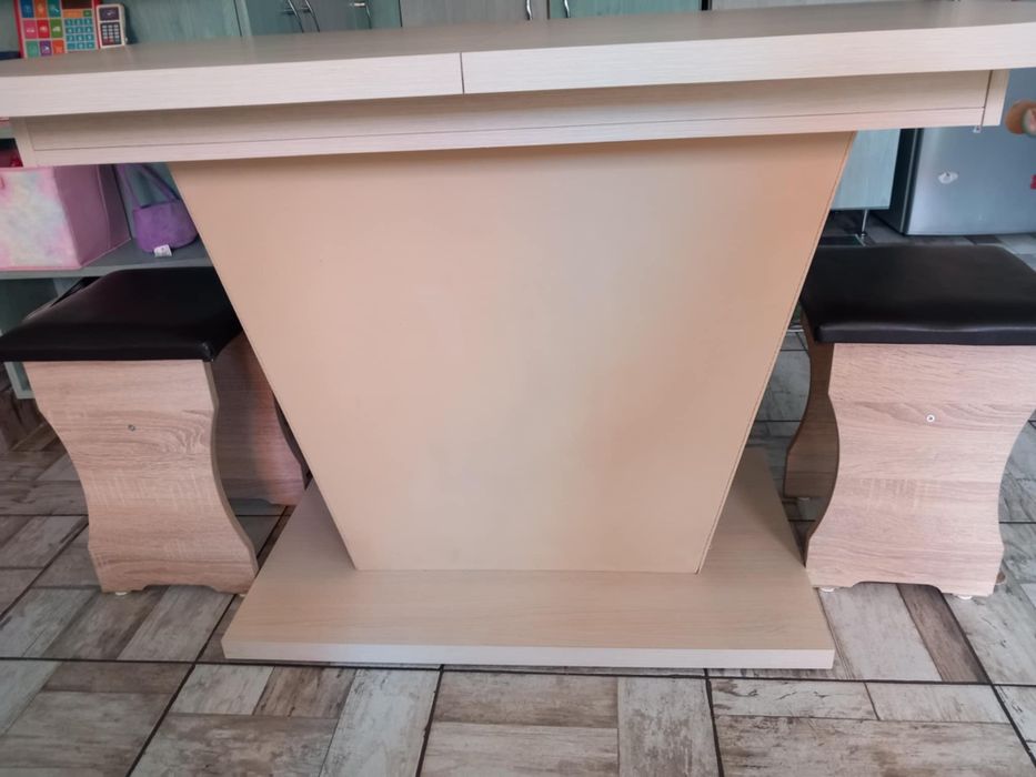 Vând masa extensibila cu 4 scaune