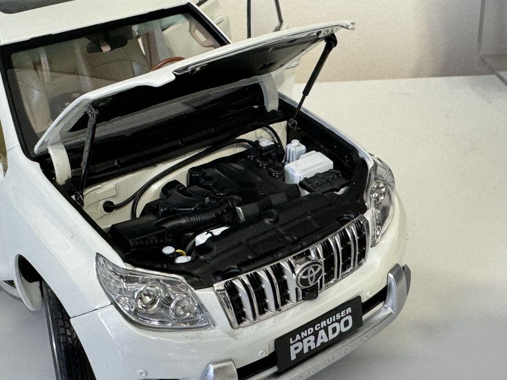 Macheta Land Cruiser Prado 1:18